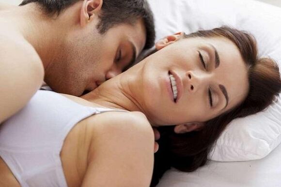 Intimitéit an Entladung vun engem Member vun engem Mann mat sexueller Opreegung