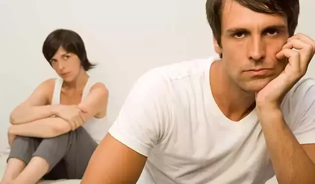 De Mann ass konfrontéiert mat enger schlechter Potenz an ass net kapabel fir Intimitéit